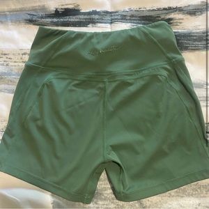 Alphalete Pulse Surge Short green size L